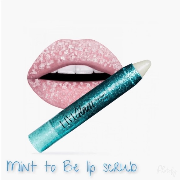 Forever in Fiji lip kit with a matte lip, gloss, lip scrub & beachy accessories - Picture 5 of 8